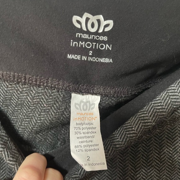 MAURICES In Motion Leggings Grey/Black pattern Plus
Size 2 - Picture 5 of 5